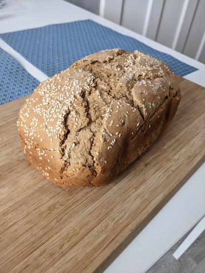 Domowy chleb żytni opsypany białym sezamem.